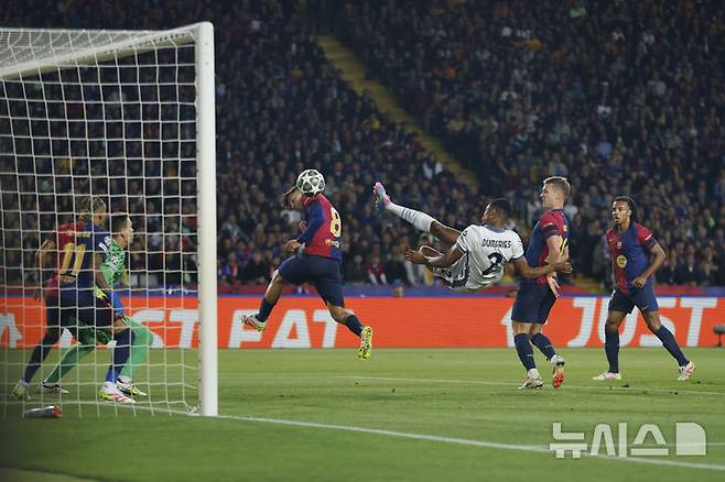 [바르셀로나=AP/뉴시스] 이탈리아 프로축구 세리에A 인터 밀란의 덴젤 둠프리스. 2025.04.30.