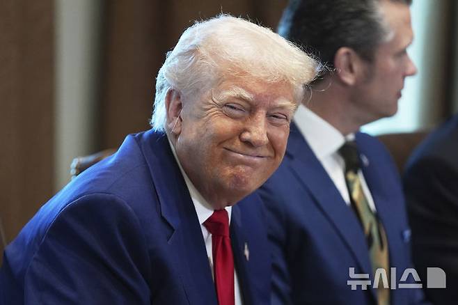 [워싱턴=AP/뉴시스]도널드 트럼프 미국 대통령이 30일(현지 시간) 백악관에서 각료회의를 주재하며 미소짓고 있다. 2025.05.01.