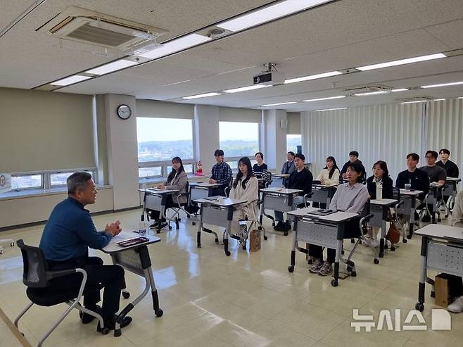 [청주=뉴시스] 30일 충북경찰청 교육센터에서 김진태(왼쪽) 충북청 생활안전부장이 직원 20여명을 대상으로 '신입 학교전담경찰관 직무교육'을 진행하고 있다. (사진=충북경찰청 제공) 2025.04.30. photo@newsis.com