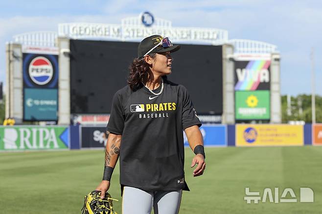 [탬파=AP/뉴시스] 피츠버그 파이리츠의 배지환이 지난달 31일(현지 시간) 미 플로리다주 탬파의 조지 M. 스타인브레너 필드에서 탬파베이 레이스와의 2025 메이저리그 원정 경기를 앞두고 몸을 푼 후 운동장을 떠나고 있다. 배지환은 이날 선발 명단에서 제외됐다. 2025.04.01.