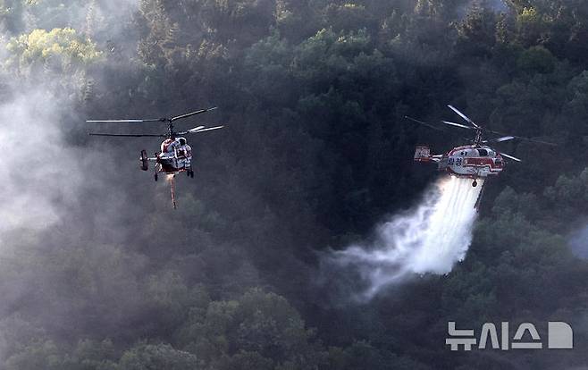 [대구=뉴시스] 이무열 기자 = 대구 북구 함지산 산불이 재발화한 30일 오후 대구 북구 산불 현장에서 헬기가 진화작업을 하고 있다. 2025.04.30. lmy@newsis.com