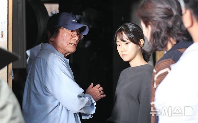 [서귀포=뉴시스] 우장호 기자 = 정지영 감독이 1일 오전 서귀포시 표선면 성읍마을에서 제주4·3을 다룬 영화 '내 이름은' 촬영을 진행하고 있다. 영화 '내 이름은'은 정지영 감독이 연출했고, 최근 네플릭스 인기 OTT 드라마 '폭싹 속았수다'에서 명연기를 선보인 염혜란 배우가 주연을 맡았다. 2025.05.01. woo1223@newsis.com