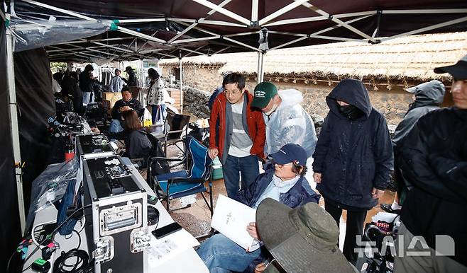 [서귀포=뉴시스] 우장호 기자 = 정지영 감독이 1일 오전 서귀포시 표선면 성읍마을에서 제주4·3을 다룬 영화 '내 이름은' 촬영을 진행하고 있다. 영화 '내 이름은'은 정지영 감독이 연출했고, 최근 네플릭스 인기 OTT 드라마 '폭싹 속았수다'에서 명연기를 선보인 염혜란 배우가 주연을 맡았다. 2025.05.01. woo1223@newsis.com