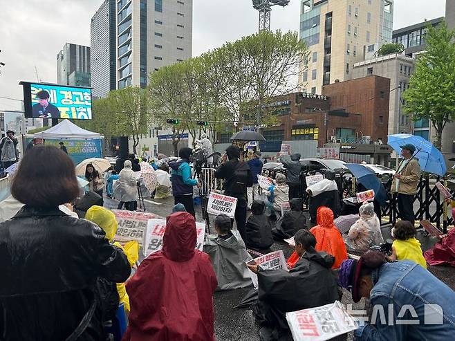 [서울=뉴시스] 이지민 수습기자= 이재명 더불어민주당 대선 후보의 대법원 선고를 앞둔 1일 오후 2시 서초역 8번 출구 앞에서 시민단체 '촛불행동'이 대법원 대선 개입 중단 촉구 집회를 진행하고 있다. 2025.05.01