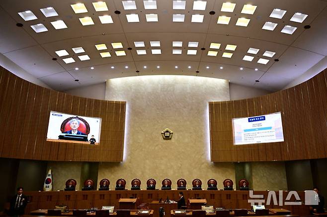 [서울=뉴시스] 사진공동취재단 = 조희대 대법원장을 비롯한 대법관들이 1일 오후 서울 서초구 대법원 대법정에서 이재명 더불어민주당 대선 후보의 공직선거법 위반 사건 상고심 선고를 준비하고 있다. 2025.05.01. photo@newsis.com