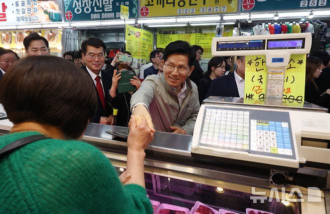 [대전=뉴시스] 고승민 기자 = 김문수 국민의힘 대선 경선 후보가 1일 대전중앙시장을 방문, 상인들과 인사를 하고 있다. 2025.05.01. kkssmm99@newsis.com