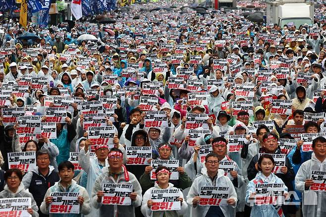[서울=뉴시스] 김근수 기자 = 전국민주노동조합총연맹 조합원들이 1일 서울 중구 숭례문 인근에서 열린 제135회 세계노동절 대회에서 구호를 외치고 있다. 2025.05.01. ks@newsis.com