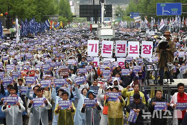 [서울=뉴시스] 김근수 기자 = 전국민주노동조합총연맹 조합원들이 1일 서울 중구 숭례문 인근에서 열린 제135회 세계노동절 대회에서 구호를 외치고 있다. 2025.05.01. ks@newsis.com
