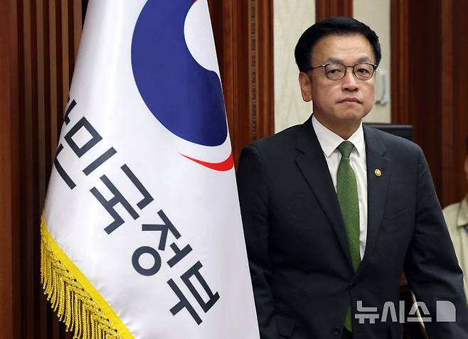 [서울=뉴시스] 배훈식 기자 = 최상목 경제부총리 겸 기획재정부 장관이 1일 오전 서울 종로구 정부서울청사에서 열린 경제관계장관회의 겸 산업경쟁력강화 관계장관회의에 참석하고 있다. 2025.05.01. dahora83@newsis.com