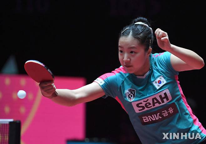 [마카오=신화/뉴시스] 신유빈이 17일(현지 시간) 중국 마카오 갤럭시 아레나에서 열린 2025 국제탁구연맹(ITTF) 월드컵 여자 단식 16강전에서 천싱퉁(중국)과 경기하고 있다. 신유빈이 0-4(7-11 9-11 6-11 8-11)로 완패하며 8강에 오르지 못했다. 2025.04.17.