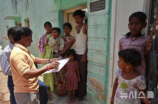 [뉴델리=AP/뉴시스] 인도 정부가 자국 신분차별제도인 카스트 정보를 다음 인구 조사에서 포함하기로 했다. 사진은 지난 2010년 5월11일 인도 하이데라바드에서 요원이 인구조사를 진행 중인 모습. 2025.05.01