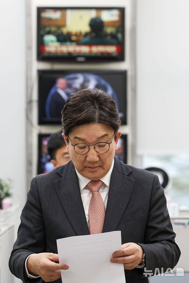 [서울=뉴시스] 권창회 기자 = 권성동 국민의힘 원내대표가 1일 서울 여의도 국회에서 이재명 공직선거법위반 사건 관련 대법원의 선고를 마친 뒤 백브리핑을 하기 위해 이동하고 있다. 2025.05.01. kch0523@newsis.com