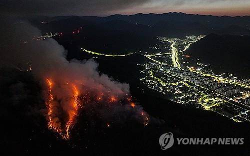 민가 인근에서 타오르는 산불 (대구=연합뉴스) 윤관식 기자 = 대구 대형 산불 발생 이틀째인 지난 29일 동이 트는 가운데 대구 북구 함지산이 불타고 있다. 2025.4.29 psik@yna.co.kr
