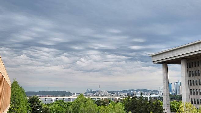 서울 덮은 거친물결구름 [연합뉴스TV 최성민 기자 촬영]