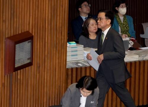 자리 떠나는 최상목 부총리 [연합뉴스]