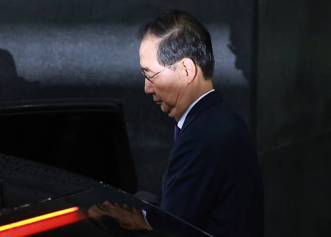 한덕수 대통령 권한대행 국무총리가 1일 대국민 담화 뒤 정부서울청사를 떠나며 차에 오르고 있다. 연합뉴스