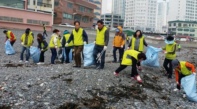해안가 환경정화 활동 모습. 농민신문 DB.