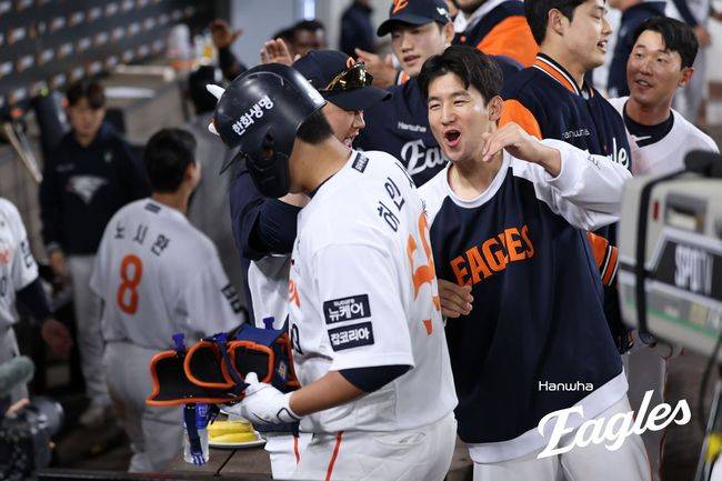 한화 허인서가 30일 대전 LG전에서 8회 1타점 2루타를 치고 덕아웃에 들어오며 최재훈의 축하를 받고 있다. /한화 이글스 제공