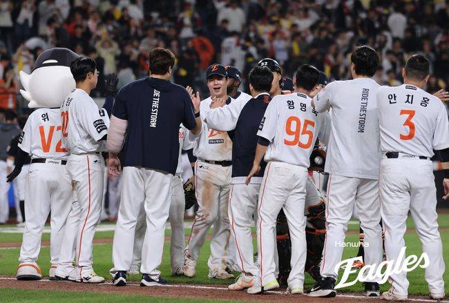 한화 선수들이 30일 대전 LG전 승리 후 기뻐하고 있다. /한화이글스 제공