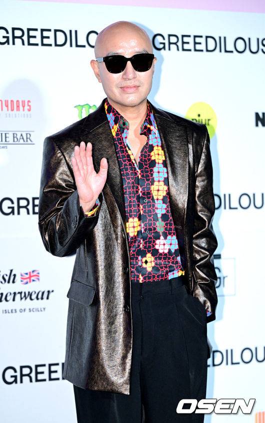 [OSEN=최규한 기자] 5일 서울 동대문디자인플라자(DDP)에서 ‘2024&nbsp;가을/겨울(F/W) 서울패션위크’가 열렸다.방송인 홍석천이 포즈를 취하고 있다. 2024.02.05 / dreamer@osen.co.kr