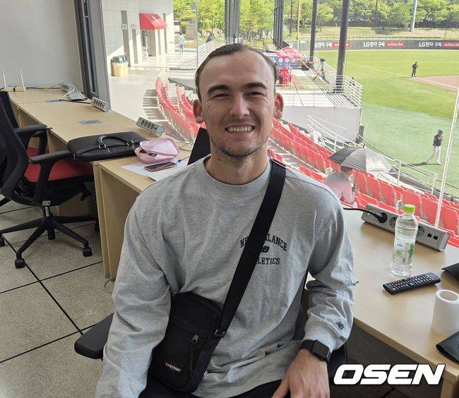 [OSEN=이천, 한용섭 기자] LG 트윈스 대체 외국인 선수 코엔 윈이 30일 이천 LG챔피언스파크에서 퓨처스리그 롯데 자이언츠와 경기에 선발 등판해 2이닝 1실점을 기록했다. 경기 후 인터뷰를 하고 있다. /orange@osen.co.kr