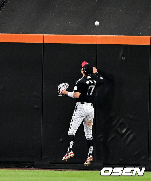 [OSEN=대전, 지형준 기자] 4회말 무사에서 LG 박해민이 한화 이진영의 동점 중월 솔로포 타구를 바라보고 있다. 2025.04.29 /jpnews@osen.co.kr