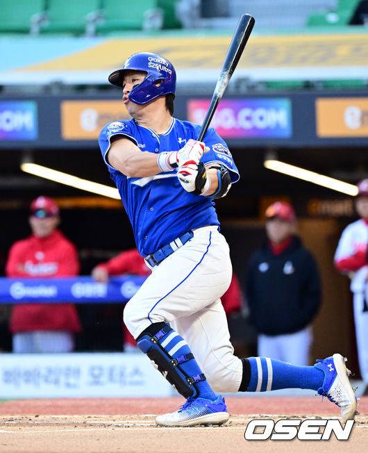 1회초 2사 1,2루 삼성 강민호가 땅볼로 물러나고 있다. 10회 홈런 칠 때와 다른 자신의 배트를 들고 경기하고 있다. 2025.04.30 /cej@osen.co.kr