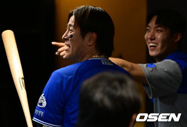 홈런을 친 강민호가 원태인과 기뻐하고 있다. 2025.04.30 /cej@osen.co.kr