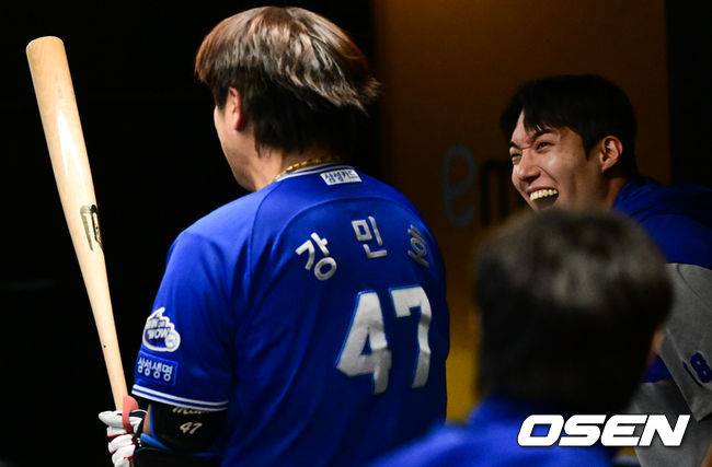 기뻐하는 강민호와 더 기뻐하는 선발 원태인. 2025.04.30 /cej@osen.co.kr