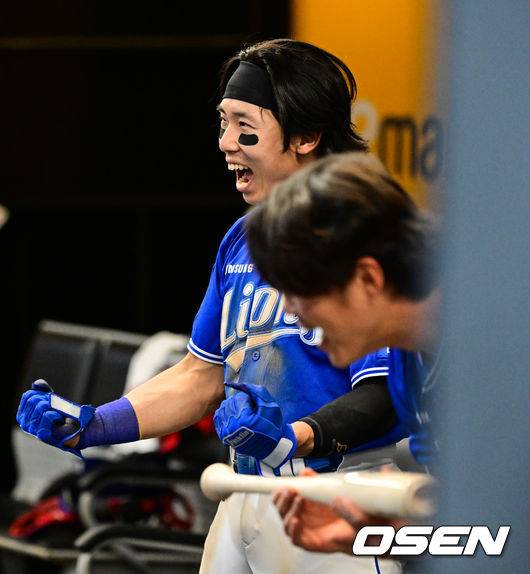 연장 10회초 삼성 김성윤이 다시 앞서가는 솔로 홈런을 날린 뒤 류지혁과 기뻐하고 있다. 오른쪽이 배트에 기를 불어넣는 류지혁. 2025.04.30 /cej@osen.co.kr