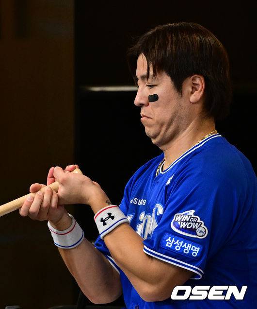 류지혁 배트를 꼼꼼히 살피는 강민호. 2025.04.30 /cej@osen.co.kr