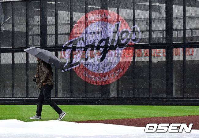 [OSEN=대전, 지형준 기자] 1일 대전 한화생명볼파크에서 2025 신한 SOL Bank KBO리그 한화 이글스와 LG 트윈스의 경기가 열린다.이날 한화는 엄상백, LG는 손주영이 선발로 나선다.이날 비 예보가 있는 가운데 한화생명볼파크에 비가 내리고 있다. 김시진 경기감독관이 그라운드를 살피고 있다. 2025.05.01 /jpnews@osen.co.kr