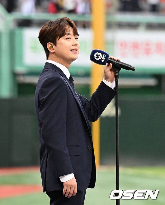 [OSEN=인천, 이대선 기자] 나눔 올스타(LG, NC, KIA, 한화, 키움)가 3연 연속 승리했다.&nbsp;나눔 올스타(LG, NC, KIA, 한화, 키움)는 6일 인천 SSG랜더스필드에서 열린 2024 KBO&nbsp;올스타전에서 최형우와 오스틴의 홈런포를 앞세워&nbsp;드림 올스타(KT, SSG, 두산, 롯데, 삼성)에 4-2로 승리했다.가수 이찬원이 애국가를 부르고 있다. 2024.07.06 /sunday@osen.co.kr