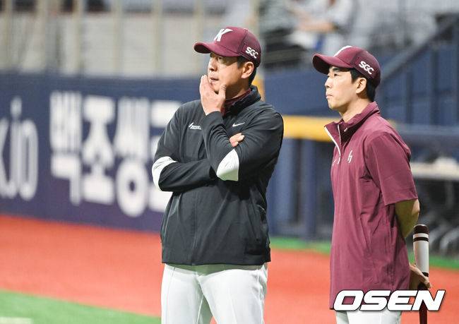 [OSEN=고척, 박준형 기자] 23일 오후 서울 고척스카이돔에서 ‘2025 신한 SOL BANK KBO리그’ 키움 히어로즈와 두산 베어스의 경기가 진행됐다.이날 키움은 김윤하를, 두산은 김유성을 선발투수로 내세웠다.경기를 앞두고 키움 홍원기 감독이 선수들의 훈련을 지켜보고 있다.     2025.04.23 / soul1014@osen.co.kr