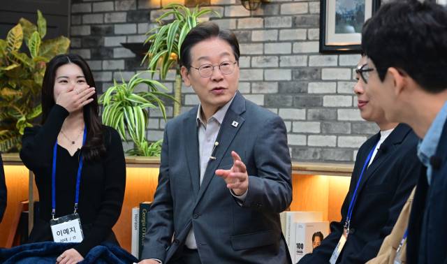 ▲더불어민주당 이재명 대선 후보가 지난달 30일 오후 서울 구로구의 한 스튜디오에서 열린 '슬기로운 퇴근생활 직장인 간담회'에서 직장인들의 고충을 듣고 답변하고 있다. ⓒ연합뉴스