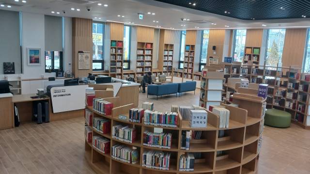 ▲포항시 남구 구룡포읍에 건립된 해파랑문화쉼터 내 도서관 모습ⓒ포항시 제공