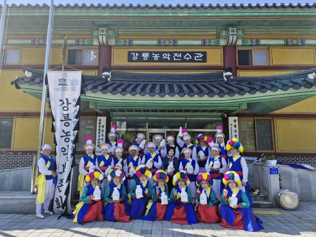 ▲강릉의 무형유산 단체들이 유네스코 인류무형문화유산인 강릉단오제를 응원하기 위해 ‘신주미 봉정 릴레이’에 동참했다. ⓒ강릉시