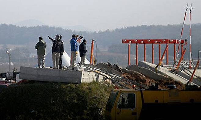 제주항공 참사 원인을 조사 중인 한·미 합동조사팀이 1월 1일 무안국제공항 방위각시설(로컬라이저)이 설치된 둔덕에 올라 시설을 조사하고 있다. 뉴시스