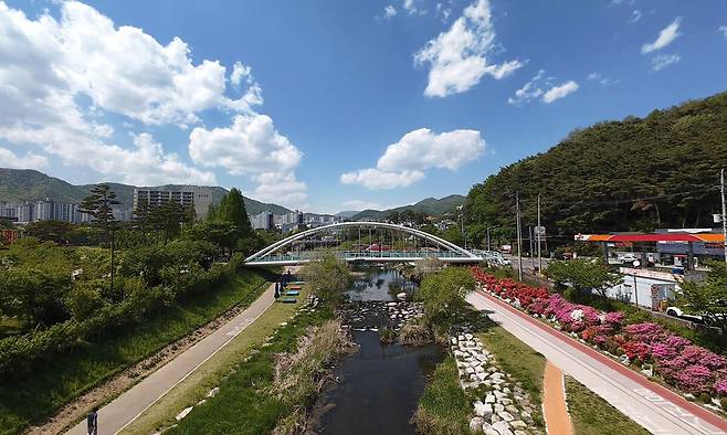 부산 제2호 지방정원으로 등록된 부산 기장군 정관읍 좌광천 전경. 부산시 제공