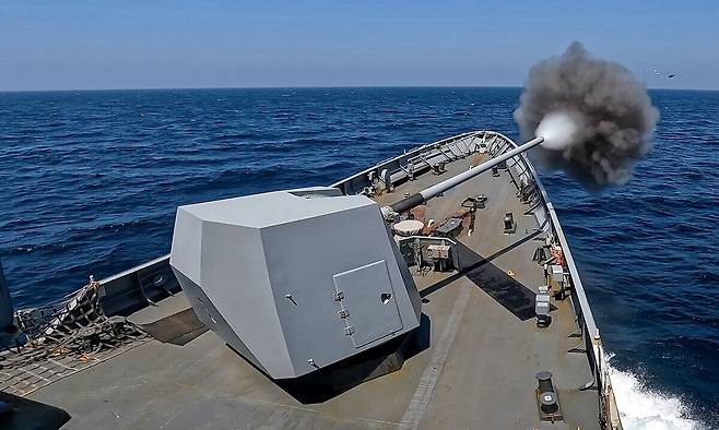 해군3함대 광주함이 지난 4월 28일 남해상에서 함포를 사용해 대함 실사격 훈련을 하고 있다. 해군 제공