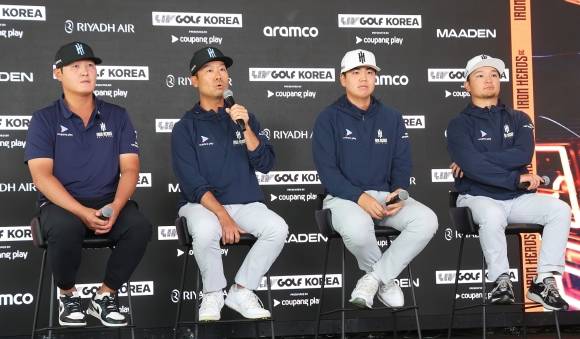 팀 아이언헤드 소속 대니 리(왼쪽부터)와 케빈 나, 장유빈, 고즈마 지니치로가 기자회견에서 질문에 답하고 있다. 연합뉴스