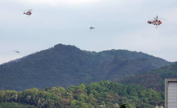 지난달 29일 진화된 대구 북구 함지산 산불이 재발화한 가운데 1일 오전 산림청, 소방 소속 헬기들이 진화 작업을 하고 있다. 2025.5.1 연합뉴스