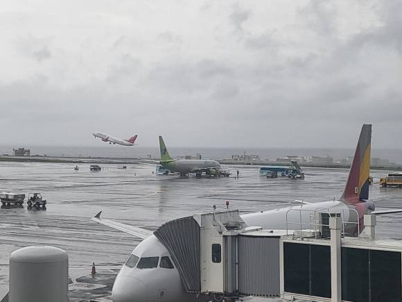 제주공항이과밀슬롯으로 인한 안전문제가 제기되자 2022년 도입한 5분당 최대 4대로 제한한 ‘슬롯분산 운영제(일명 5분단위 슬롯)’가 황금연휴기간 동안에도 정상적으로 작동하는 것으로 알려졌다. 황금연휴기간 제주공항 이용객 수는 52만명으로 파악되고 있다. 제주 강동삼 기자