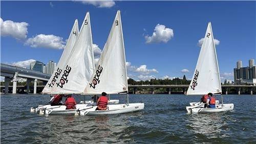 서울 한강에서 시민들이 여가를 즐기고 있는 모습. 서울시 제공