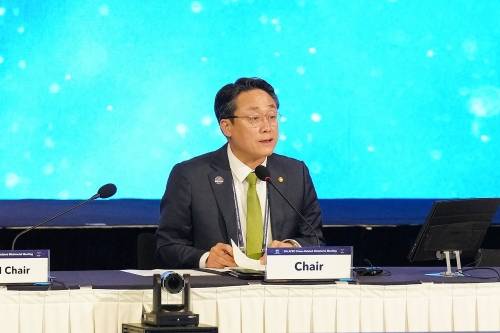 강도형 해양수산부 장관이 1일 부산에서 열린 제5차 APEC 해양관계장관회의 개회식에서 인사말을 하고 있다. 해양수산부 제공