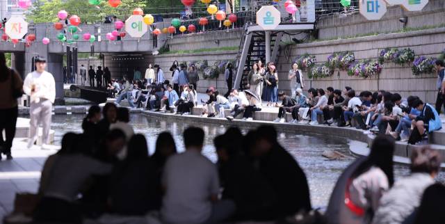 봄보다는 초여름에 가까운 날씨를 보인 30일 서울 청계천을 찾은 시민들이 가벼운 옷차림으로 즐거운 점심시간을 보내고 있다. 뉴스1