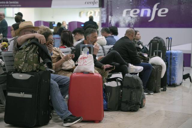 30일 스페인 북동부 바르셀로나 산츠 기차역에서 여행객들이 기차를 기다리고 있다. 지난달 28일 대규모 정전 사태로 멈췄던 항공, 철도 등의 운행은 이날 정상화됐다. EPA연합뉴스