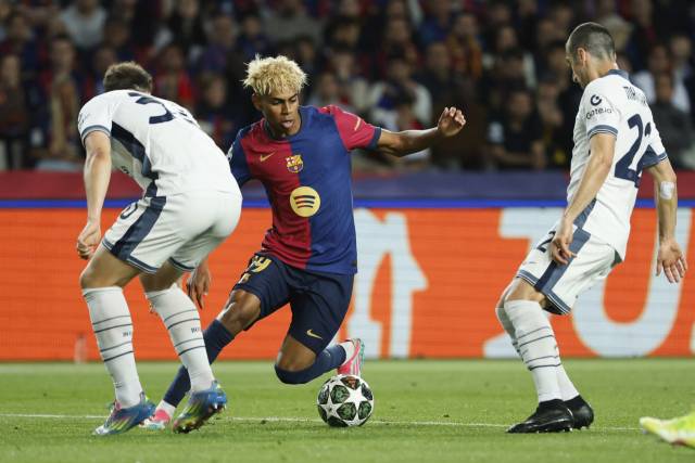 바르셀로나의 라민 야말(왼쪽 두 번째)이 1일 유럽 챔피언스리그 4강 1차전에서 인터밀란 수비진 사이로 드리블 돌파를 하고 있다. AP연합뉴스