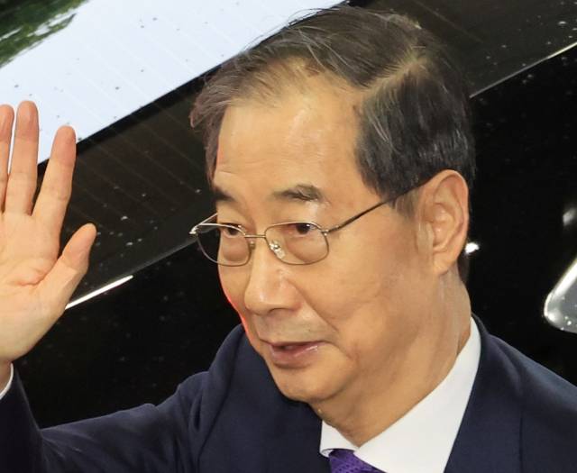 한덕수 대통령 권한대행 국무총리가 1일 대국민 담화 뒤 정부서울청사를 나서며 직원들과 인사하고 있다. 연합뉴스