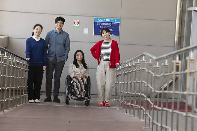본래 계단이었으나, 휠체어를 이용하는 문영민 교수의 요구로 설치된 서울대 보건대학원의 경사로에서 ‘장애와 건강 연구팀(왼쪽부터 황윤하, 김승섭, 문영민, 최하늬)’이 함께 사진을 찍었다.ⓒ시사IN 이명익
